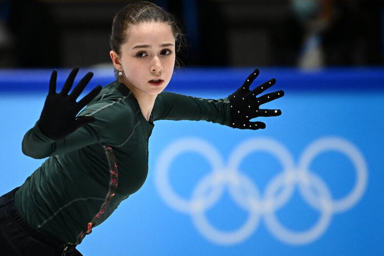 Kamila Valieva: ความโกรธและความเห็นอกเห็นใจเมื่อเด็กอายุ 15 ปีหมดสติในโอลิมปิกฤดูหนาว